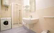 residence VILLAGGIO A MARE: C6/I - bagno con lavatrice (esempio)