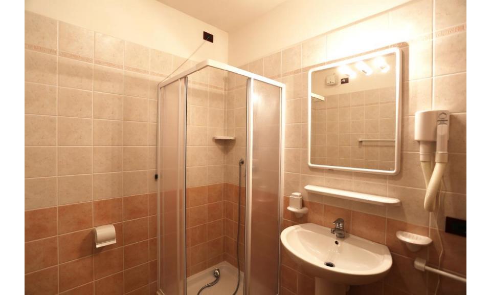 résidence VILLAGGIO AI PINI: B5 - salle de bain avec cabine de douche (exemple)